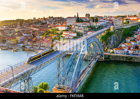 Porto, Portugal Stadtbild auf den Fluss Douro und Dom Luis ich zu überbrücken. Stockfoto