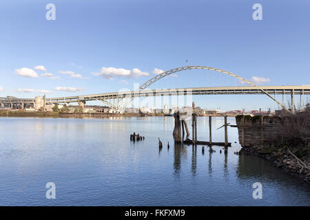 Fremont Bridge gegen blauen Himmel entlang Willamette River in Portland, Oregon Stockfoto