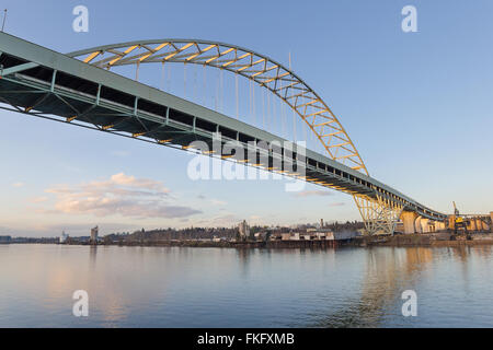 Fremont Brücke über den Willamette River in Portland Oregon Industriegebiet bei Sonnenuntergang Stockfoto