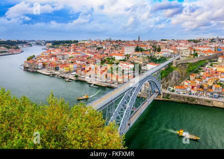 Porto, Portugal Stadtbild auf den Fluss Douro und Dom Luis ich zu überbrücken. Stockfoto