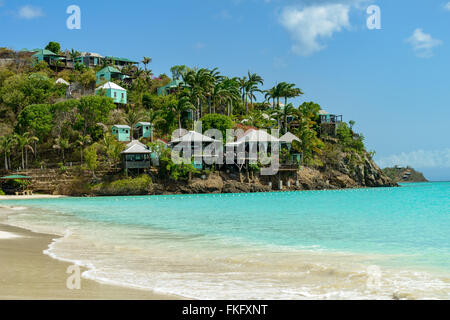 Tropischer Strand von Antigua Insel Karibik mit weißen Sand, türkisfarbenes Meer Wasser und blauer Himmel Stockfoto