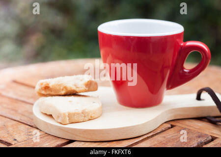 Cashew-Cookies mit Kaffeetasse, Foto Stockfoto