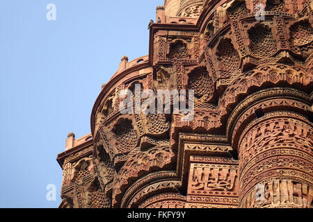 Architekturdetail an Qutub Minar, New Delhi, Indien Stockfoto