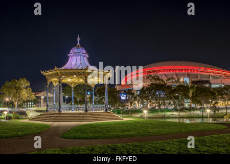 Übernachtung in Adelaide Riverbank Precinct mit der reich verzierten Elder Park Rotunde, flankiert von den neu aktualisierten Adelaide Oval. Stockfoto