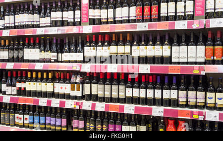 Rot Wein-Display in Sainsburys Supermarkt. UK Stockfoto