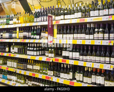 Weißen Wein-Display in Sainsburys Supermarkt. UK Stockfoto