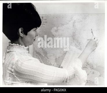 1968 - Mary Vick, ein Mathematiker an der Houston Operationen von TRW Systems Group, bestimmt Apollo 11 Schiff Platzierung für die NASA Manned Spacecraft Center verfolgen. Maria, unter Verwendung eines Computers bestimmt die beste Positionierung von tracking-Schiffe im Pazifik für Mission Control-Houston, Telemetrie-Datum vor und während des Starts aus der Umlaufbahn der Erde zum Mond zu erhalten. Start Verspätungen müssen Schiffsbewegungen auch seit der Apollo-Kapsel Boden Nachverfolgen von Änderungen ermittelt werden. Mary bestimmt auch Schiffspositionen auf der Raumsonde Wiedereintritt in die Erdatmosphäre vertuschen Stockfoto