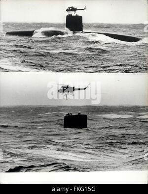 1964 - nukleare u-Boot im Atlantik Drama.: im nordwestlichen Atlantik 8 Sturm zwingen, schwebt über dem nuklearen betriebene Flotte u-Boot HMS Courageous ausziehen eine kranke Bewertung. Der Patient wurde auf Harmione übertragen und ins Krankenhaus in das u-Boot-Basis in Faslane bei 26 Knoten bei starkem Seegang. HMS Hermione ist auf dem Weg nach London auf einer Mission, '' the Navy erfüllen '' © Keystone Bilder USA/ZUMAPRESS.com/Alamy Live News Stockfoto