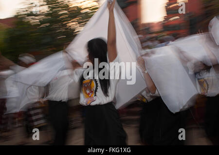 Makassar, Indonesien. 8. März 2016. Indonesische Hindu Mädchen durchführen ethnischen Tanz bei einer religiösen Prozession am Vorabend der Nyepi Day of Silence. Yermia Riezky/Alamy Live-Nachrichten. Stockfoto