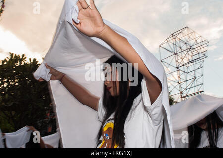 Makassar, Indonesien. 8. März 2016. Indonesische Hindu Mädchen durchführen ethnischen Tanz bei einer religiösen Prozession am Vorabend der Nyepi Day of Silence. Yermia Riezky/Alamy Live-Nachrichten. Stockfoto