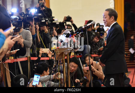 Peking, China. 9. März 2016. Wang Guangya, Direktor des Hong Kong und Macao Affairs Office des Staatsrates, erhält ein Interview vor der zweiten Plenarsitzung der vierten Tagung der 12. nationalen Volkskongresses in der großen Halle des Volkes in Peking, Hauptstadt von China, 9. März 2016. Bildnachweis: Zhao Yingquan/Xinhua/Alamy Live-Nachrichten Stockfoto