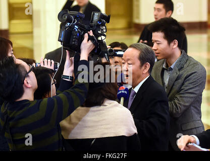 Peking, China. 9. März 2016. Wang Guangya, Direktor des Hong Kong und Macao Affairs Office des Staatsrates, erhält ein Interview vor der zweiten Plenarsitzung der vierten Tagung der 12. nationalen Volkskongresses in der großen Halle des Volkes in Peking, Hauptstadt von China, 9. März 2016. © Jin Liangkuai/Xinhua/Alamy Live-Nachrichten Stockfoto