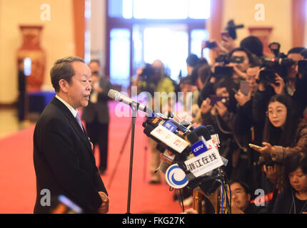 Peking, China. 9. März 2016. Wang Guangya, Direktor des Hong Kong und Macao Affairs Office des Staatsrates, erhält ein Interview vor der zweiten Plenarsitzung der vierten Tagung der 12. nationalen Volkskongresses in der großen Halle des Volkes in Peking, Hauptstadt von China, 9. März 2016. © Jin Liangkuai/Xinhua/Alamy Live-Nachrichten Stockfoto