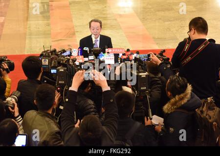 Peking, China. 9. März 2016. Wang Guangya, Direktor des Hong Kong und Macao Affairs Office des Staatsrates, erhält ein Interview vor der zweiten Plenarsitzung der vierten Tagung der 12. nationalen Volkskongresses in der großen Halle des Volkes in Peking, Hauptstadt von China, 9. März 2016. © Chen Yehua/Xinhua/Alamy Live-Nachrichten Stockfoto