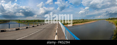 Brücke in Starorussky Bezirk Novgorod Region am Fluss Lovat. Panorama Stockfoto