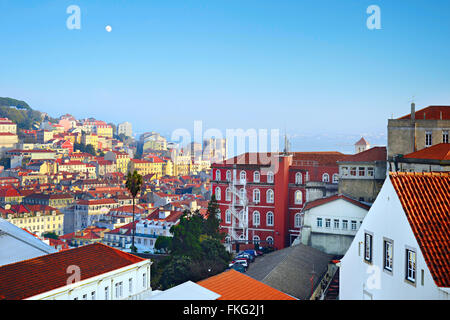 Architektur der Altstadt von Lissabon bei Sonnenuntergang. Portugal Stockfoto