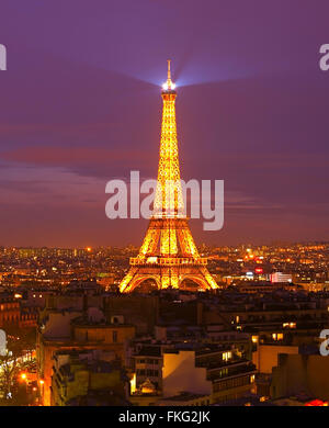 Eiffel Turm Licht Leistung zeigen in der Nacht. Stockfoto