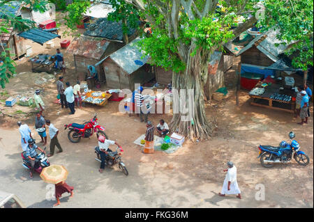 Draufsicht auf stark befahrenen Straße in Sri Lanka in Galle, Sri Lanka. Stockfoto