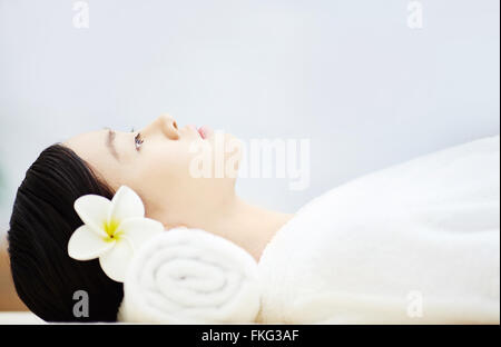 Frau im Wellness-Salon auf Massage Schreibtisch liegen Stockfoto