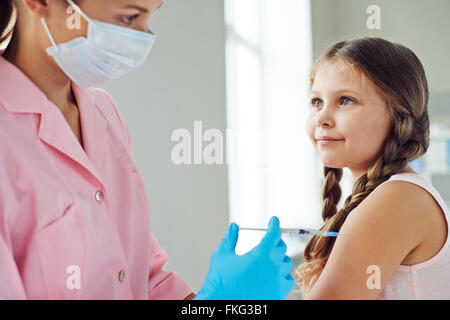 Arzt tun Impfstoff zu Kind im Krankenhaus Stockfoto