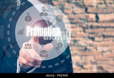 Geschäftsmann eine Promotion-Konzept-Taste. Stockfoto