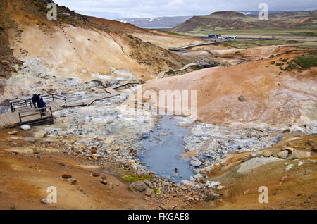 Menschen beobachten kochendem Schlamm Teich am Krysuvik geothermische Gebiet, Island Stockfoto