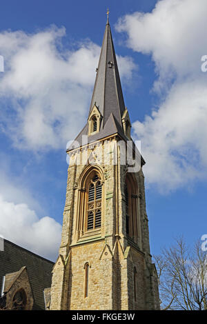 Der Turm und der Turm der St. Stephens Church, South Dulwich. Ein traditionelles, viktorianisches Church Of England Gebäude in Süd-London Stockfoto