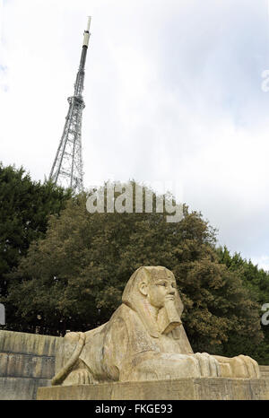 Eine steinerne Sphinx im Crystal Palace Park, Süd-London zeigt den Sender BBC Fernsehturm im Hintergrund Stockfoto