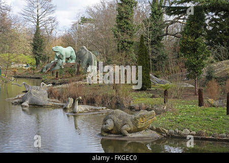 Lebensgroße Dinosaurier-Statuen im Crystal Palace Park, London. Im Rahmen der Weltausstellung errichtet im Jahre 1854 Stockfoto
