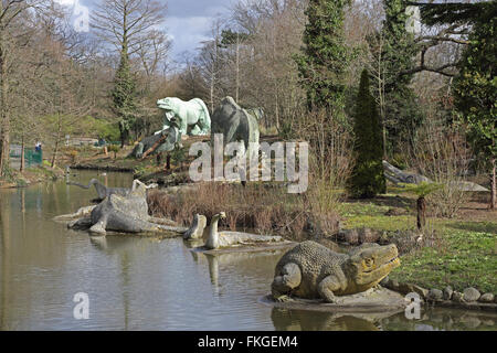 Lebensgroße Dinosaurier-Statuen im Crystal Palace Park, London. Im Rahmen der Weltausstellung errichtet im Jahre 1854 Stockfoto