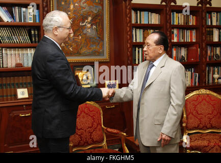 Phnom Penh, Kambodscha. 9. März 2016. Kambodschanischen Vizepremierminister und Foreign Minister Hor Namhong (R) schüttelt Hände mit Gianpietro Bordignon, Vertreterin des UN World Food Programme (WFP) nach Kambodscha in Phnom Penh, Kambodscha, 9. März 2016. Das Welternährungsprogramm der Vereinten Nationen erweitert seine Aktivitäten in Kambodscha für 30 Monate ab Juli 2016 bis Dezember 2018 um Nahrung zu verbessern und Ernährungssicherheit für die am stärksten gefährdeten Kinder in dem Land, Gianpietro Bordignon WFP Vertreter nach Kambodscha, sagte am Mittwoch. Bildnachweis: Sovannara/Xinhua/Alamy Live-Nachrichten Stockfoto