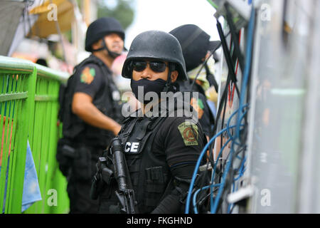 Quezon City, Philippinen. 9. März 2016. Mitglied der spezielle Waffen und Taktiken der philippinischen Nationalpolizei (PNP-SWAT) steht Wache während eine gewaltsame Abriss der Baracken in Quezon City, Philippinen, am 9. März 2016. Die Bewohner kämpften gegen Behörden verhindern die Zerstörung von mehr als 100 Häusern, die Verletzungen von 6 Personen während der Konfrontation. Bildnachweis: Rouelle Umali/Xinhua/Alamy Live-Nachrichten Stockfoto