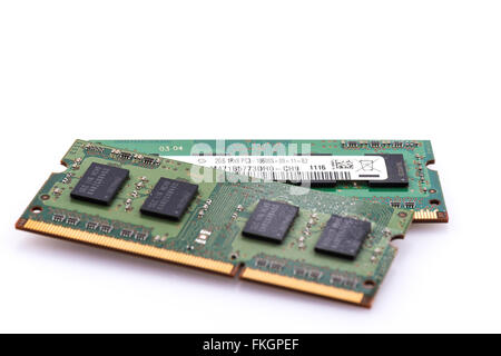 Zwei SODIMM Speichermodule auf weißem Hintergrund Stockfoto