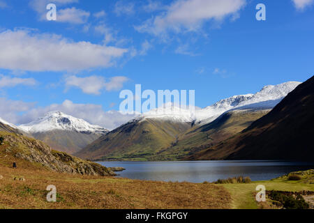 Wastwater mit Schnee bedeckt große Giebel, Lingmell, Scafell Pike und Scafell im Hintergrund Stockfoto