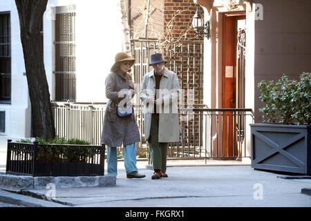 New York City. 7. März 2016. Woody Allen und Elaine May gelten die Dreharbeiten zu "The Woody Allen Amazon Project" bei 70. St und Lexington Avenue am 7. März 2016 in New York City. / Bild Allianz © Dpa/Alamy Live-Nachrichten Stockfoto