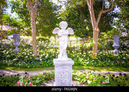 Engel-Statue im Park Stockfoto