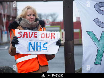 Southport, Merseyside, UK 9. März, 2016. Tracey Smith und andere, die abgeschlossen haben einen 13 Stunden an der Southport und Formby District General Hospital, Stadt Lane, Kew, Protest gegen die Einführung von neuen Ärzten Verträge. Der dritte Streik der Ärzte in ihren Vertrag mit der Regierung in England im Gange ist. Die Aktion begann um 08:00 Uhr GMT soll 48 Stunden - die längste ist so weit weg - aber die Ärzte sind wieder einmal die Soforthilfe Abdeckung in Krankenhäusern. Stockfoto