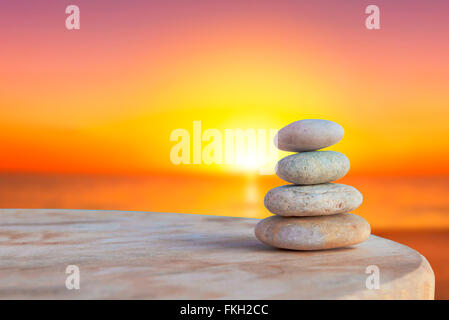 Ausgewogene mehrere Zen Steinen am Strand unscharfen Hintergrund Stockfoto