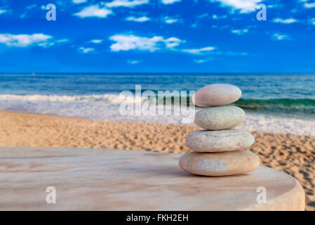 Ausgewogene mehrere Zen Steinen am Strand unscharfen Hintergrund Stockfoto