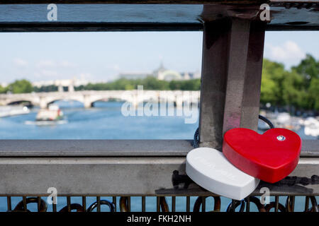 Rote und weiße Liebe Sperren auf Brücke in Paris Stockfoto