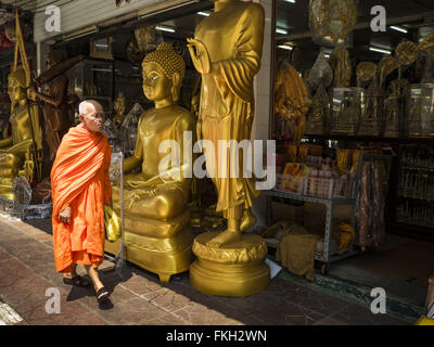 Bangkok, Thailand. 9. März 2016. Ein buddhistischer Mönch geht vorbei an Statuen des Buddhas zum Verkauf auf Thanon Bamrung Muang in Bangkok. Die Straße ist gesäumt von Werkstätten, die Statuen des Buddha und verehrten thailändischen buddhistischen Mönchen zu machen. Sobald etwas außerhalb Bangkoks Stadtmauern gelegen, ist es jetzt im Herzen der Stadt. Bildnachweis: Jack Kurtz/ZUMA Draht/Alamy Live-Nachrichten Stockfoto