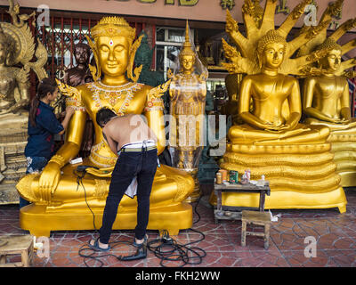 Bangkok, Thailand. 9. März 2016. Arbeitnehmer auf Thanon Bamrung Muang in Bangkok Schliff den letzten auf einer großen buddhistischen Statue, die zum Verkauf angeboten wird. Die Straße ist gesäumt von Werkstätten, die Statuen des Buddha und verehrten thailändischen buddhistischen Mönchen zu machen. Sobald etwas außerhalb Bangkoks Stadtmauern gelegen, ist es jetzt im Herzen der Stadt. Bildnachweis: Jack Kurtz/ZUMA Draht/Alamy Live-Nachrichten Stockfoto