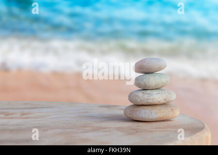 Ausgewogene mehrere Zen Steinen am Strand unscharfen Hintergrund Stockfoto