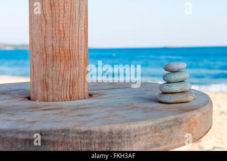 Ausgewogene mehrere Zen Steinen am Strand unscharfen Hintergrund Stockfoto