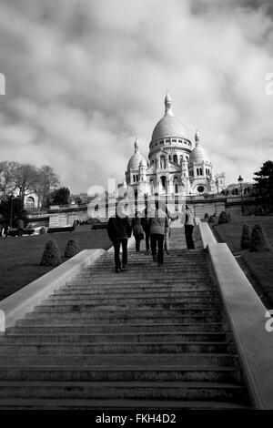 Touristen zu Fuß bis zur Sacre Coeur (die Basilika des Heiligen Herzen von Paris) in Paris, Frankreich. Stockfoto