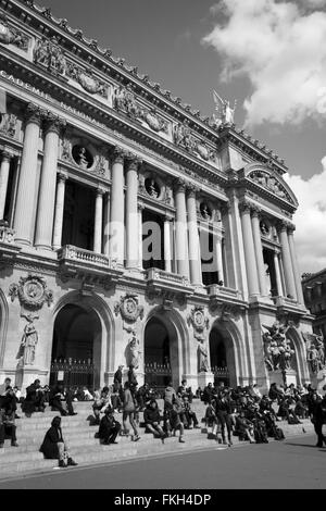 Parisern und Touristen genießen die Sonne vor der Oper in Paris, Frankreich. Stockfoto