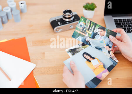 Draufsicht von Fotos von Modellen, die junge Frau Fotografen am Tisch holded Stockfoto