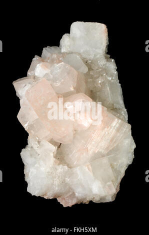 Apophyllite Mineralglas, auf schwarzem Hintergrund isoliert Stockfoto