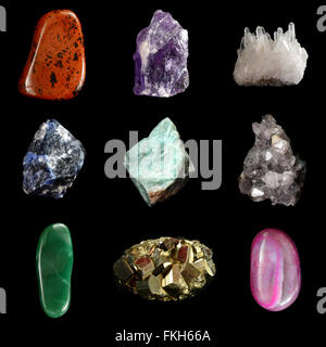 Reihe von verschiedenen mineralischen Felsen und Steinen, Mahagoni-Obsidian, roher Amethyst, Bergkristall, Sodalith, Amazonite, Quarz-Cluster, Stockfoto