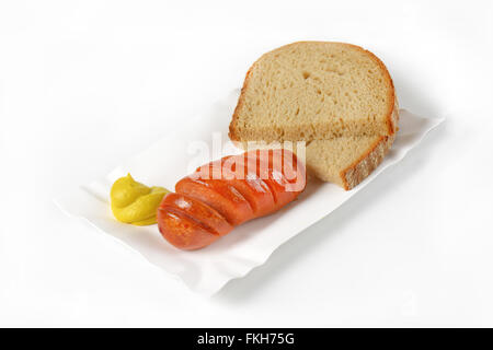 Gebratene Würstchen, Senf und Brot Scheiben auf Pappteller Stockfoto